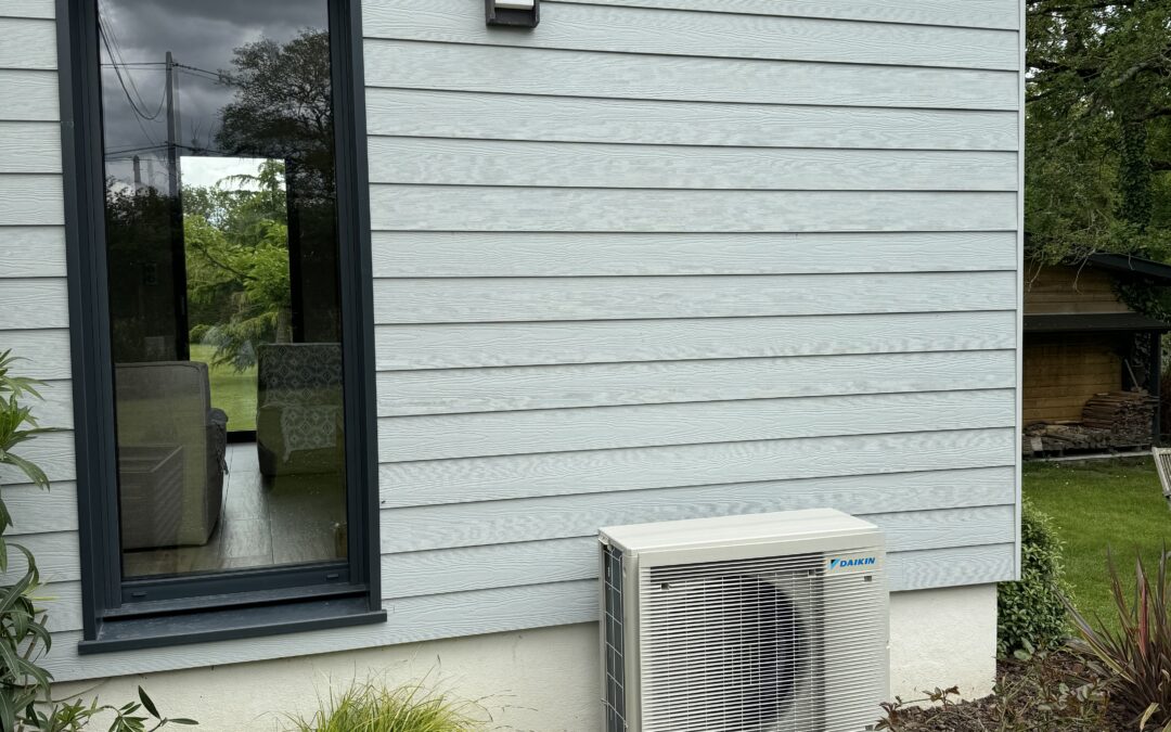 Installation d’un tri split DAIKIN avec 2 muraux STYLISH NOIR et d’un mural de la Gamme COMFORA